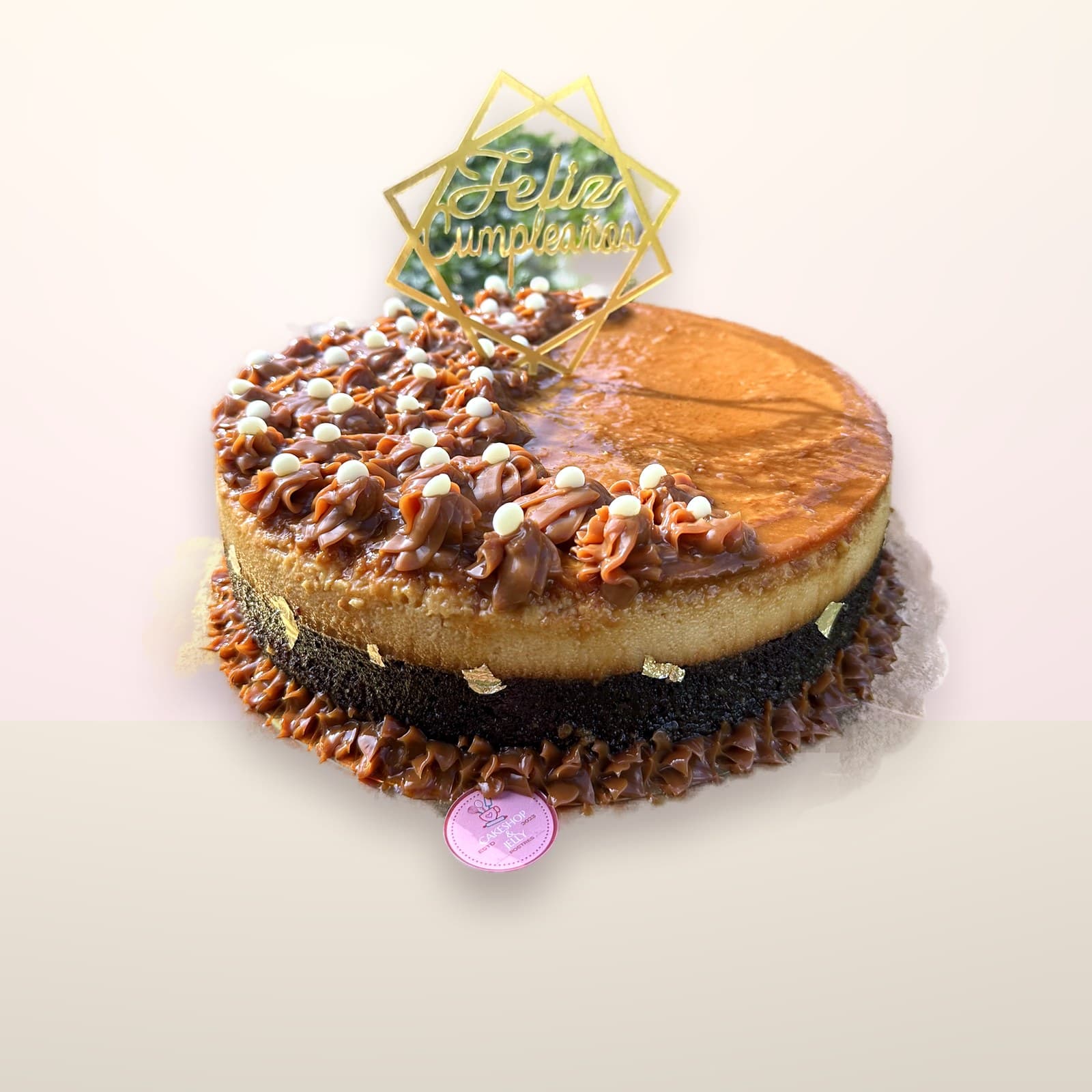 Torta decorada Dorada con Frutos Secos